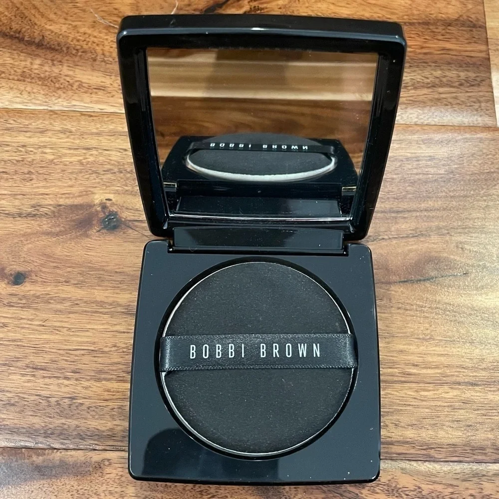 New BOBBI BROWN Sheer Finish Pressed Powder In Golden Brown .31oz/9g.